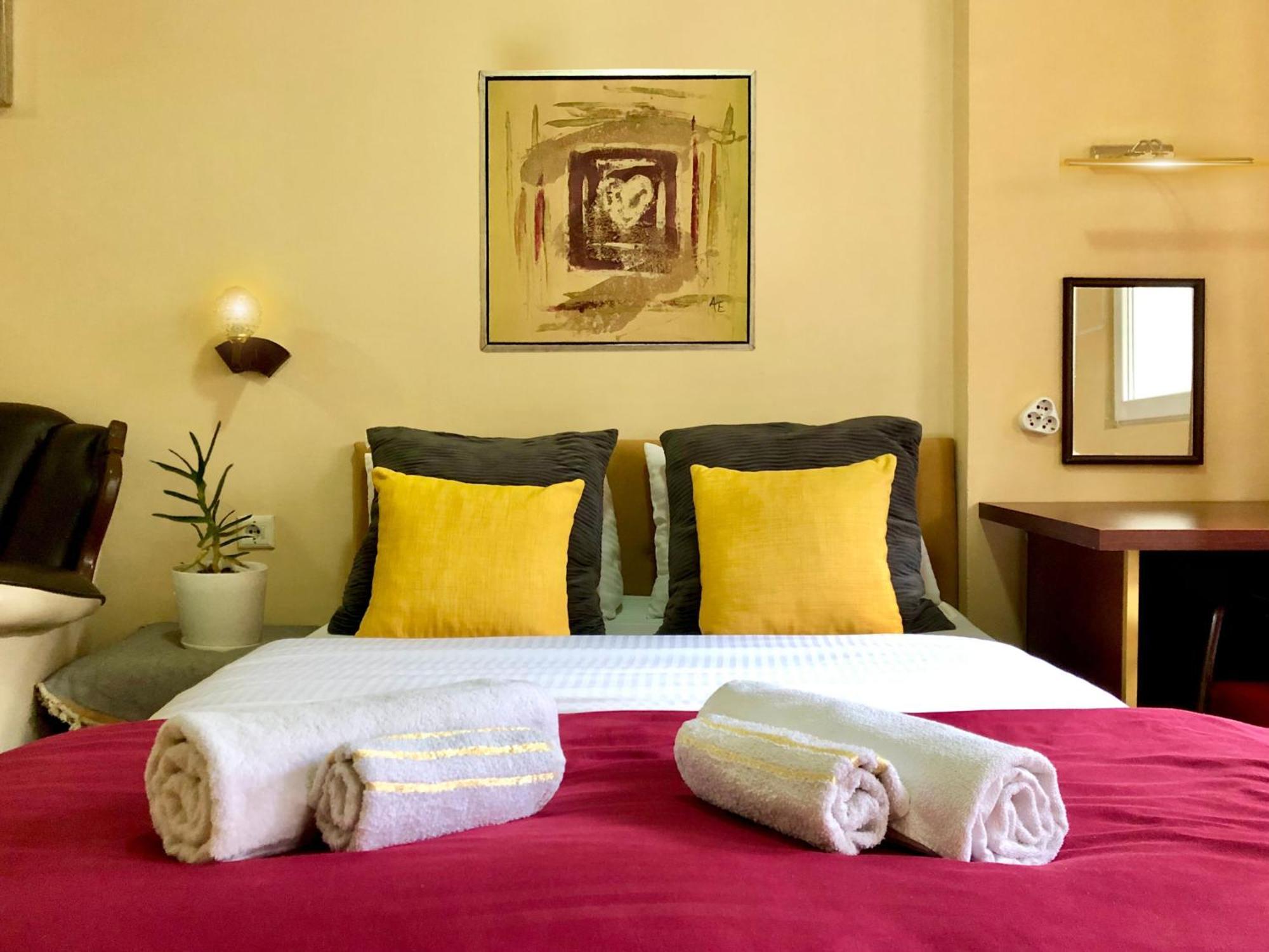 Urban Boutique Hotel Pristina Esterno foto